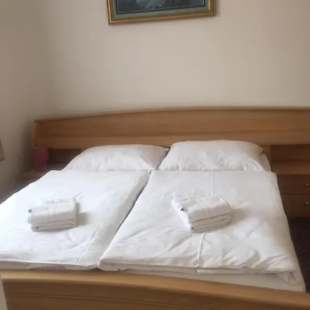 Eska S Pivovarem Mj Guest house Jince